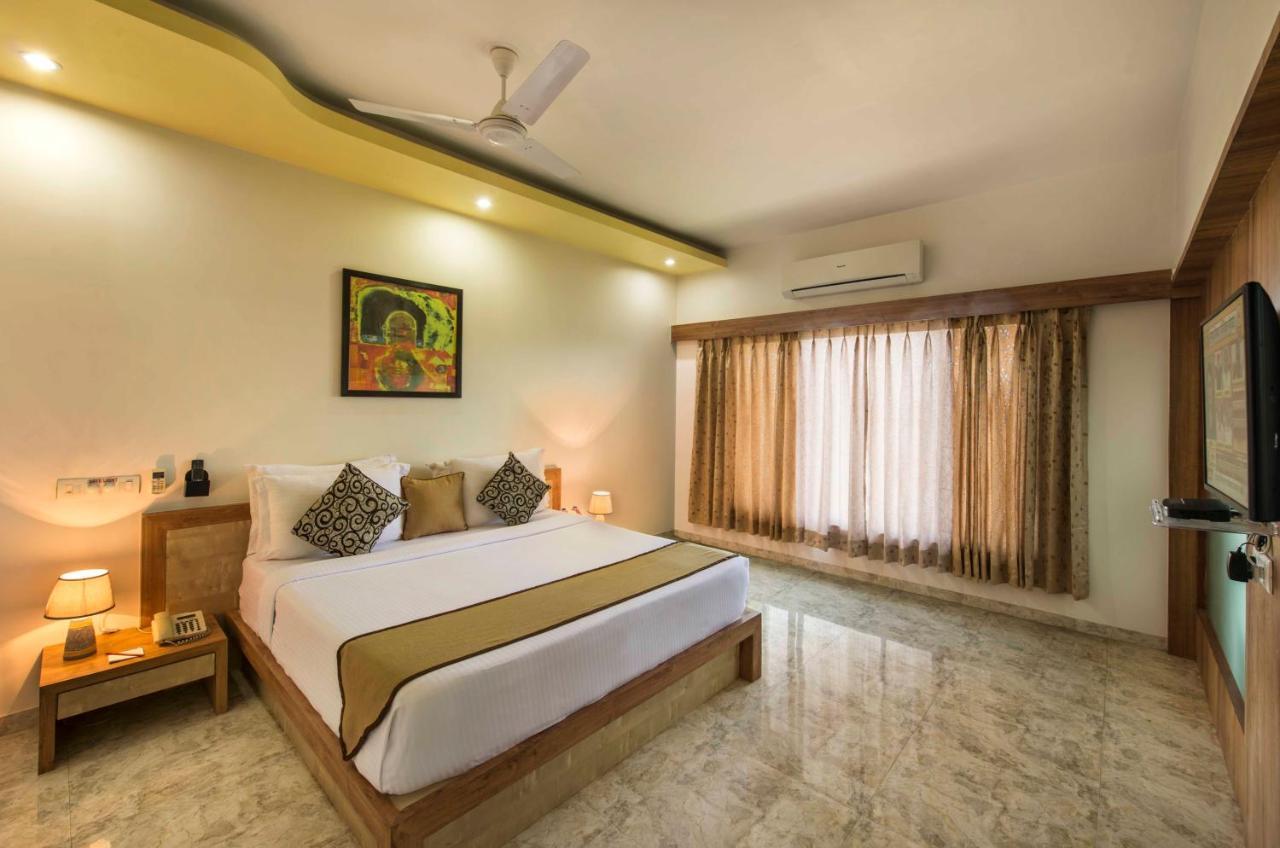 Lion Lords Inn Rajula Bagian luar foto