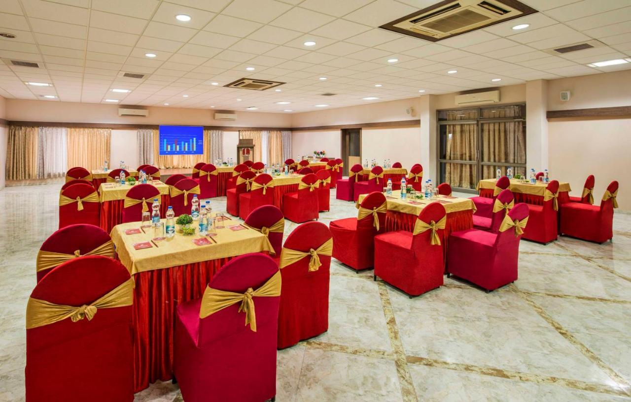 Lion Lords Inn Rajula Bagian luar foto