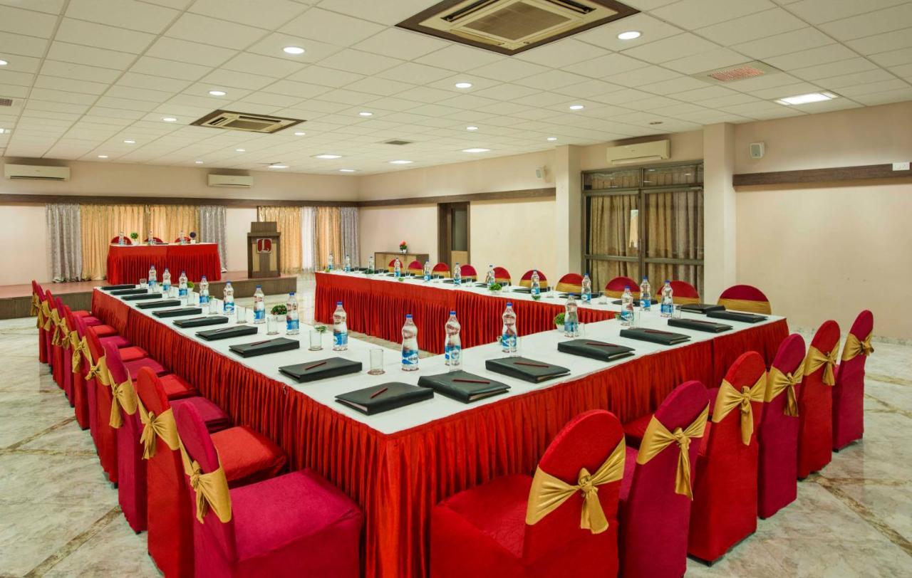 Lion Lords Inn Rajula Bagian luar foto