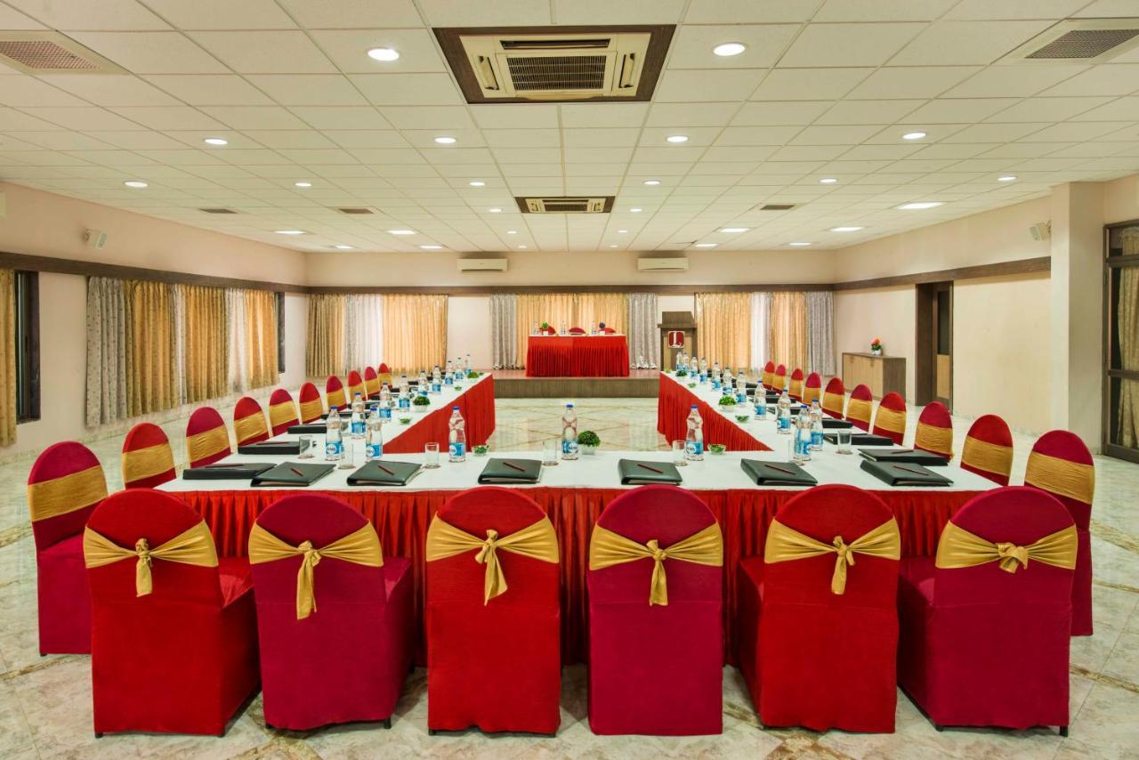 Lion Lords Inn Rajula Bagian luar foto